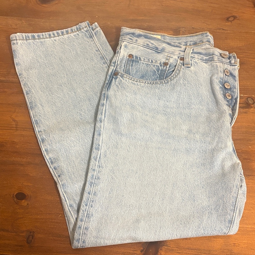 Light Wash Button Up Levi’s 501 Jeans